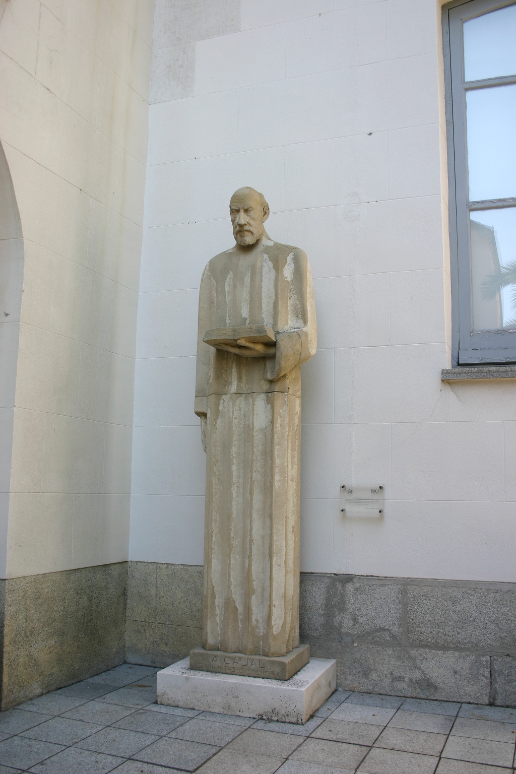 Ramon y Cajal's statue, Ilustre Colegio Oficial de Médicos de Madrid - 04.JPG